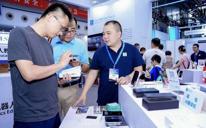 李伟明(右)在深圳参加2025全球人工智能终端展暨第六届深圳国际人工智能展览会。受访者供图