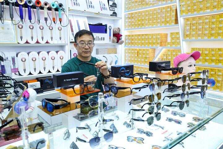 7月22日,江小林在柜台前整理智能眼镜。除署名外图片均由新华每日电讯记者毛思倩摄