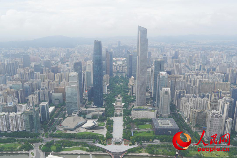 广东是我国首个经济总量突破14万亿元的省份,图为广州城市新中轴线珠江新城。人民网 王雅蝶 摄