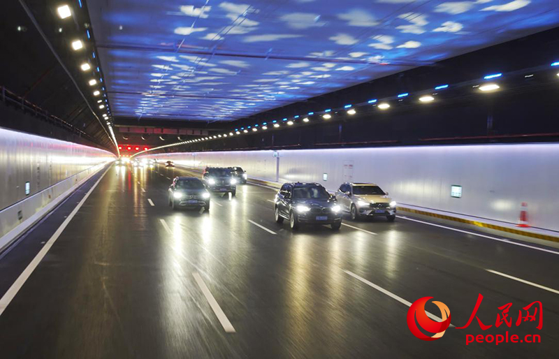 2024年6月30日,车辆通过“世界首例双向八车道海底沉管隧道”深中通道海底隧道。人民网 朴馨语 摄