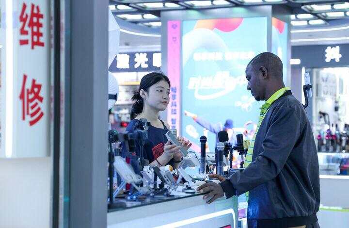 7月22日,外商在华强北一处商户挑选产品。