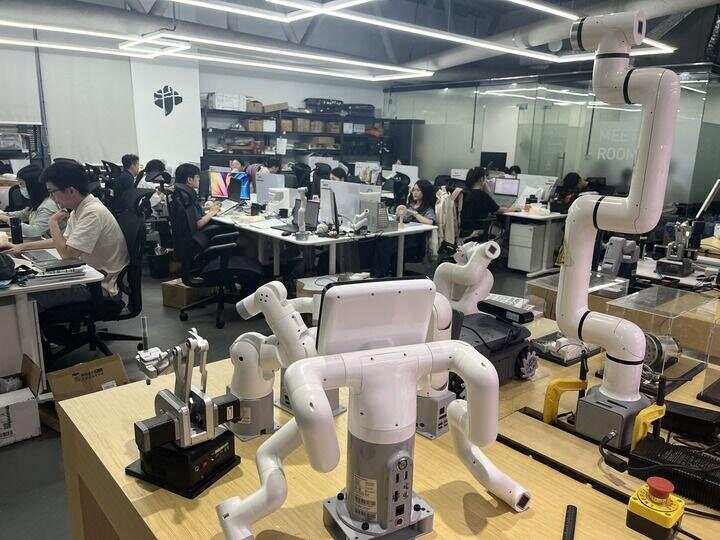 在华强北智方舟孵化器创新创业的大象机器人(7月28日摄)。新华每日电讯记者赵瑞希 摄