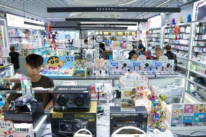 7月22日,华强北一家电子产品“超市”,顾客选购产品。