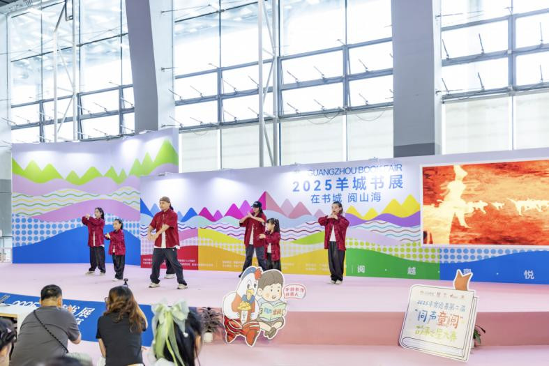 广州主舞文化少年团带来街舞《咏春》，为选手们加油鼓劲