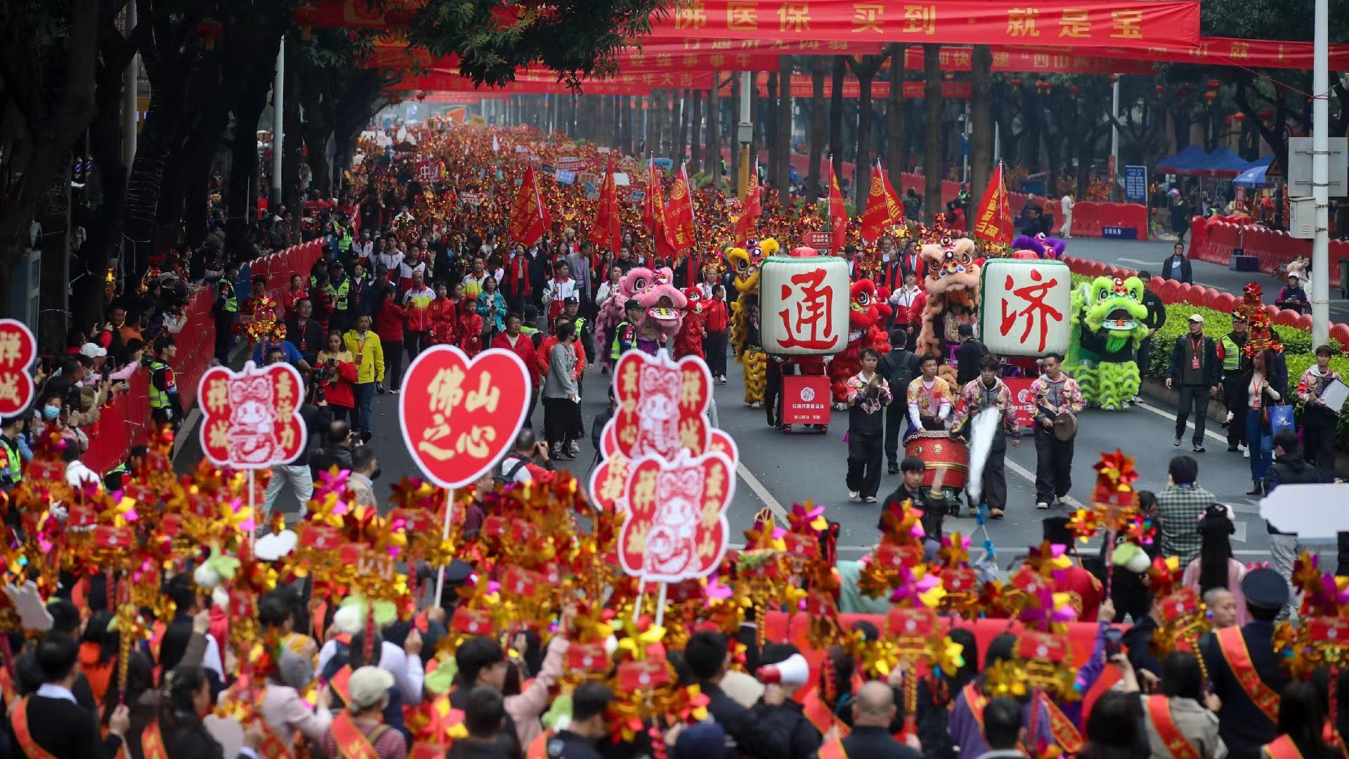 Millions of people 'Crossing Tongji Bridge' in Foshan on Lantern Festival shows upward momentum