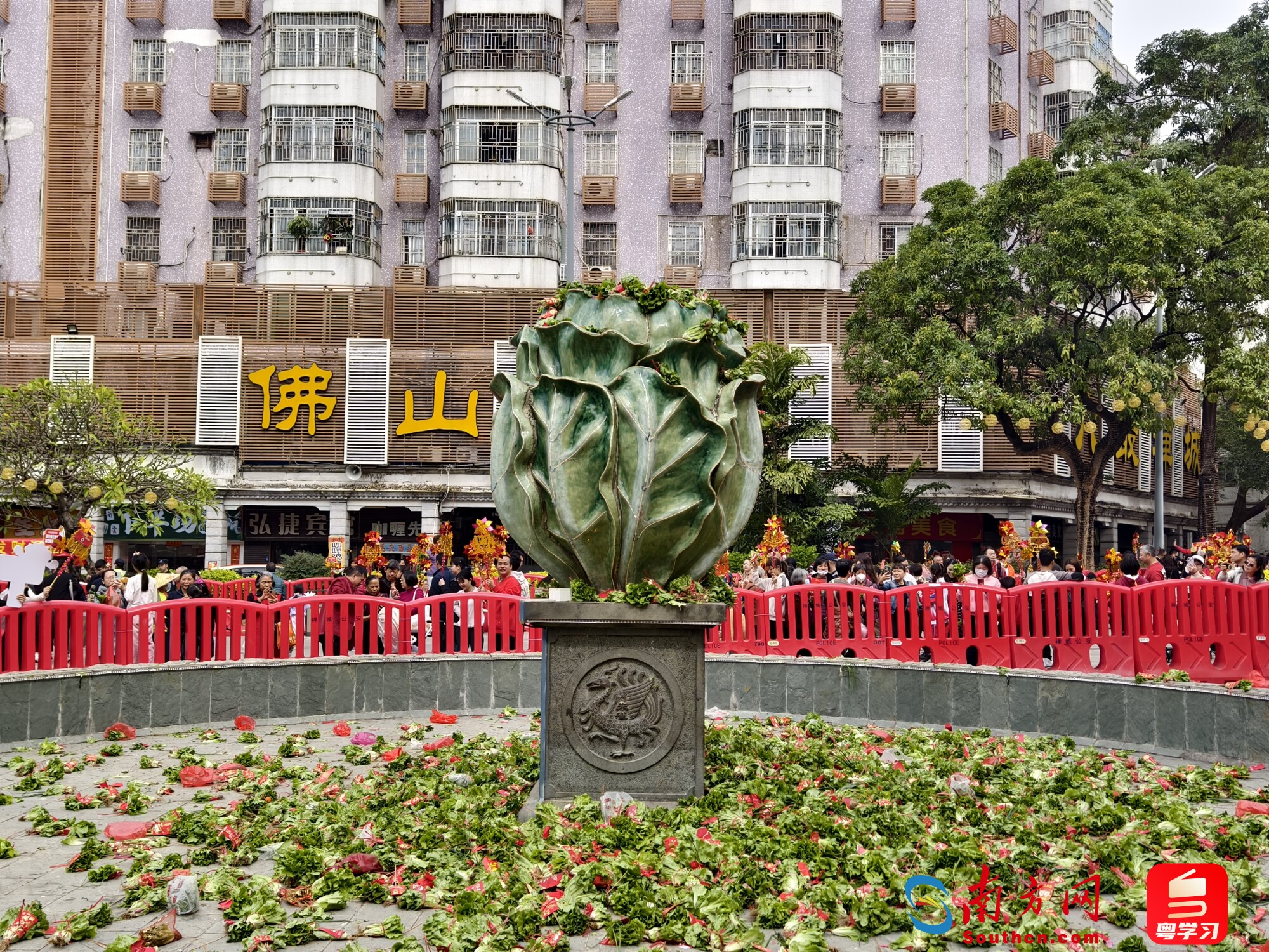 市民纷纷将生菜扔出，祈求发财平安