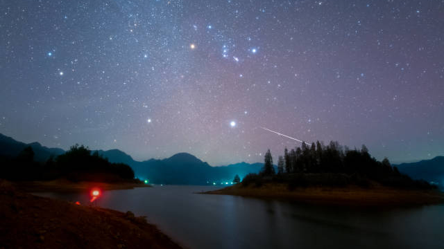 太美了！天文爱好者在广东拍到双子座流星雨瞬间