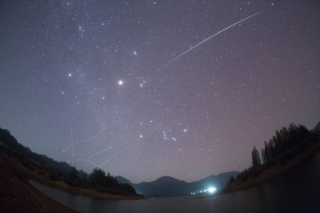 天文爱好者林诗在清远连山拍摄的流星雨