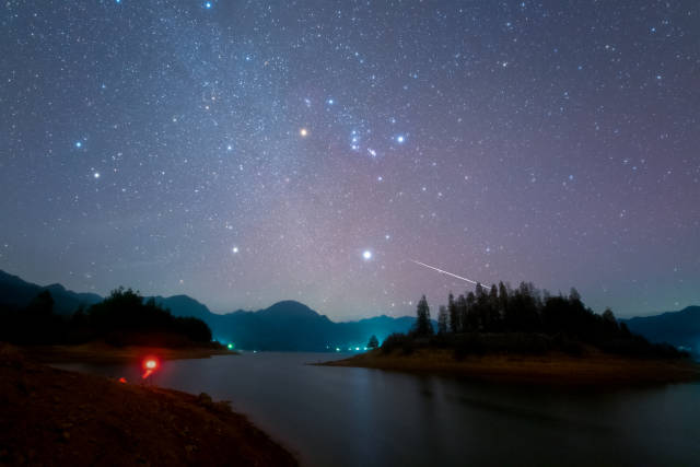 天文爱好者Kimon在清远连山拍摄的流星雨