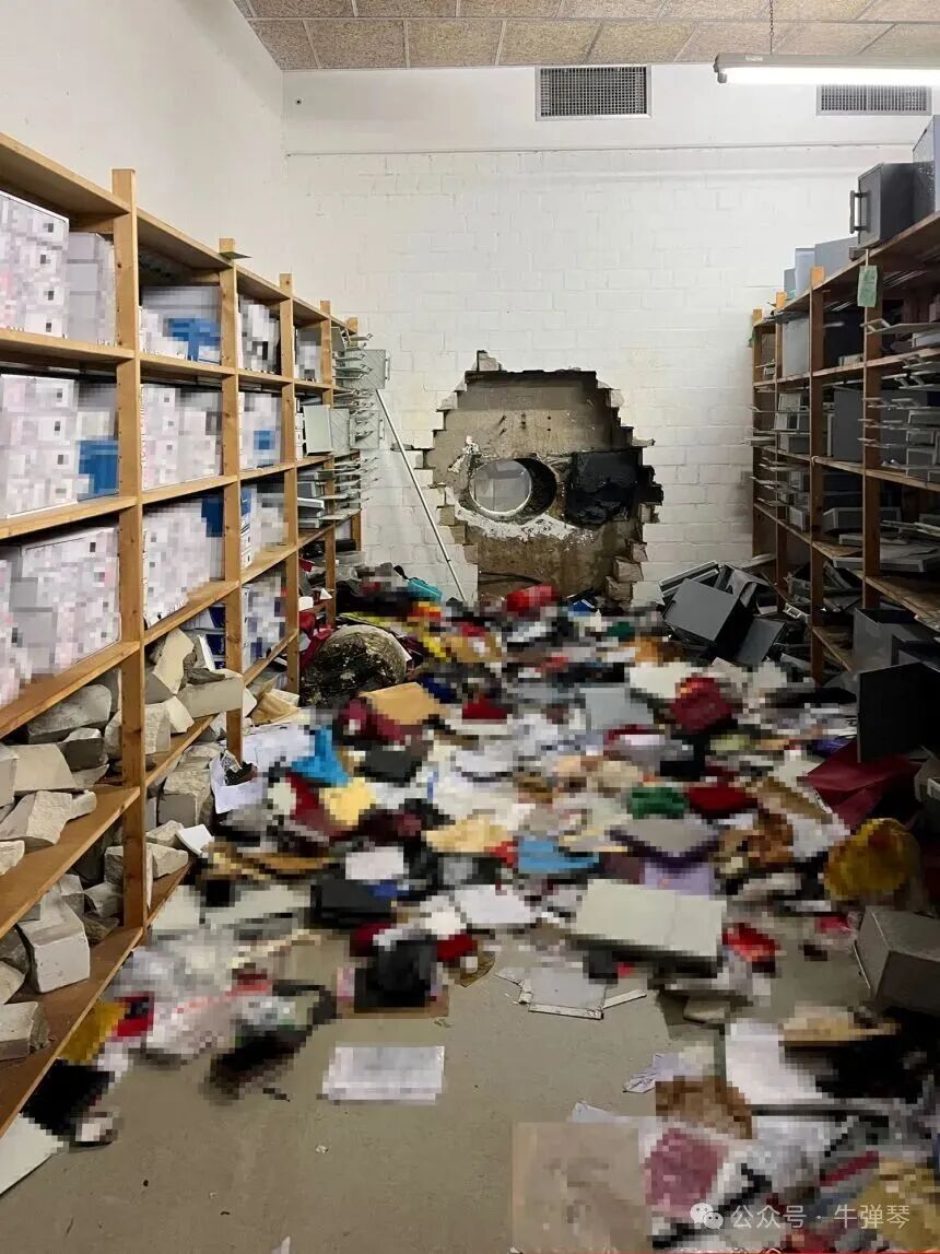 2025年12月29日,德国盖尔森基兴一家Sparkasse储蓄银行的金库被窃贼钻进,墙上出现了一个洞,这张图片被警方像素处理,并于2025年12月30日发布。