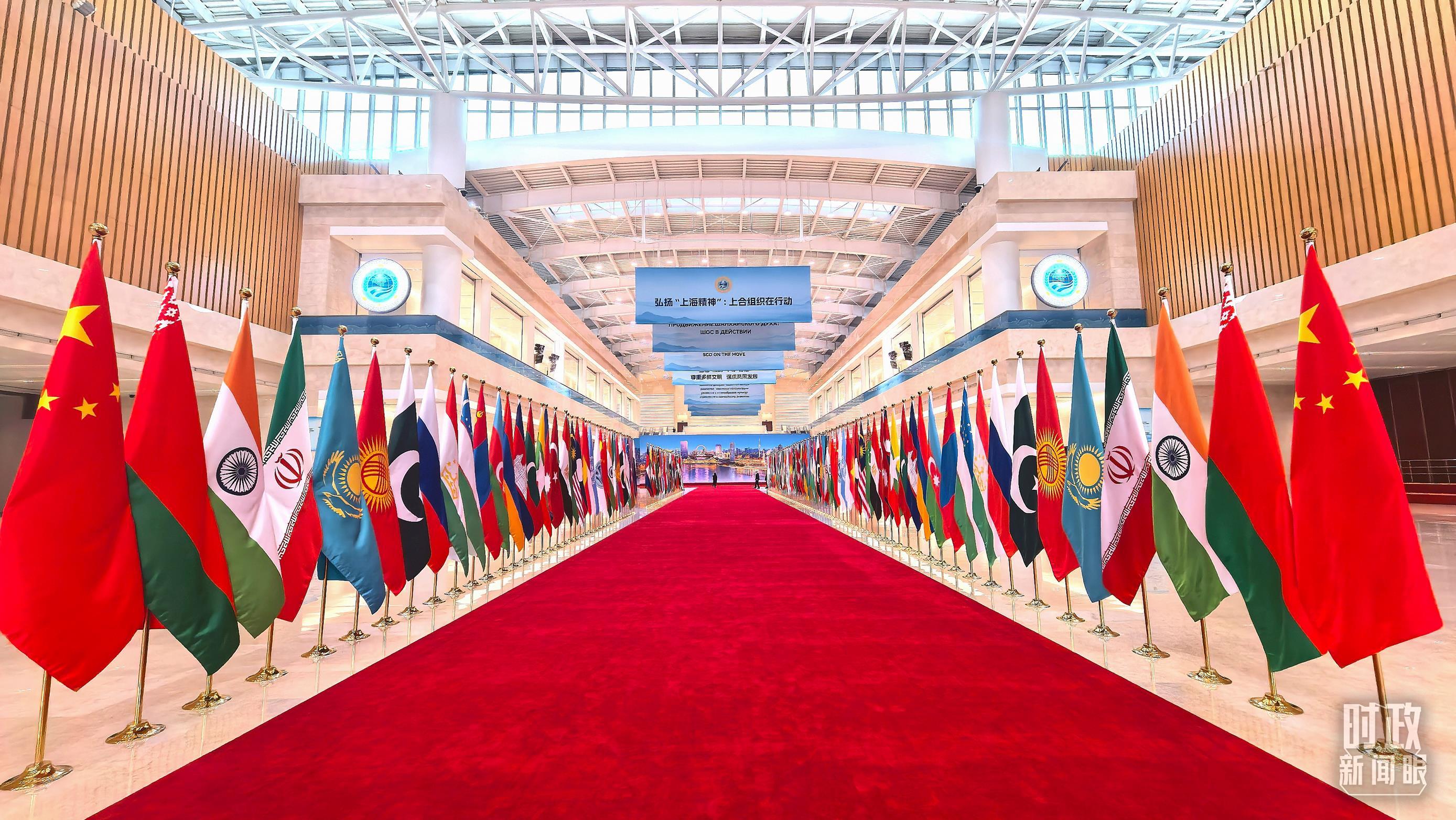 △上合组织天津峰会主会场内的恢弘旗阵。(总台央视记者刘琦拍摄)