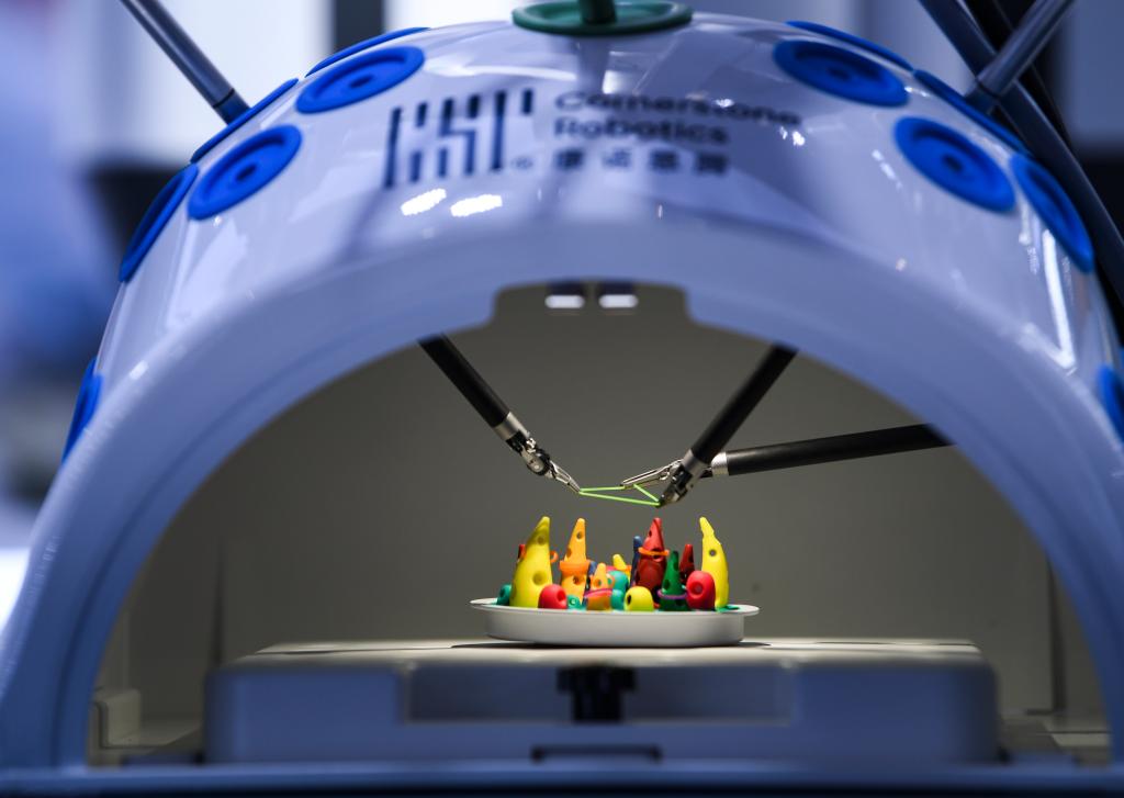 这是3月29日在2024中国医学装备展览会上拍摄的手术机器人演示现场�。</p><p style=