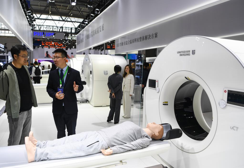 3月29日，观众在2024中国医学装备展览会上参观CT设备。新华社记者 王全超 摄