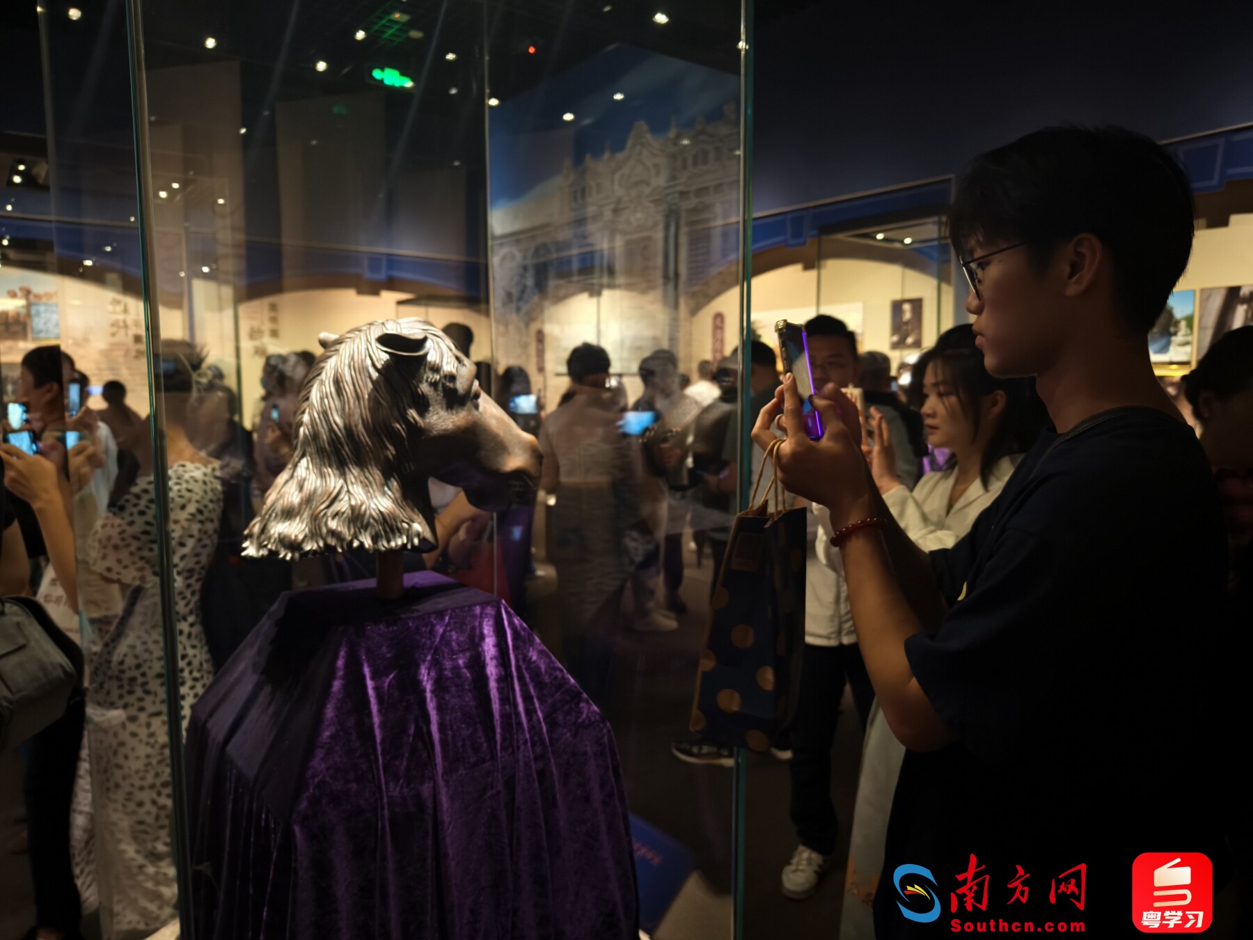 展览现场，观众在拍摄圆明园马首铜像。