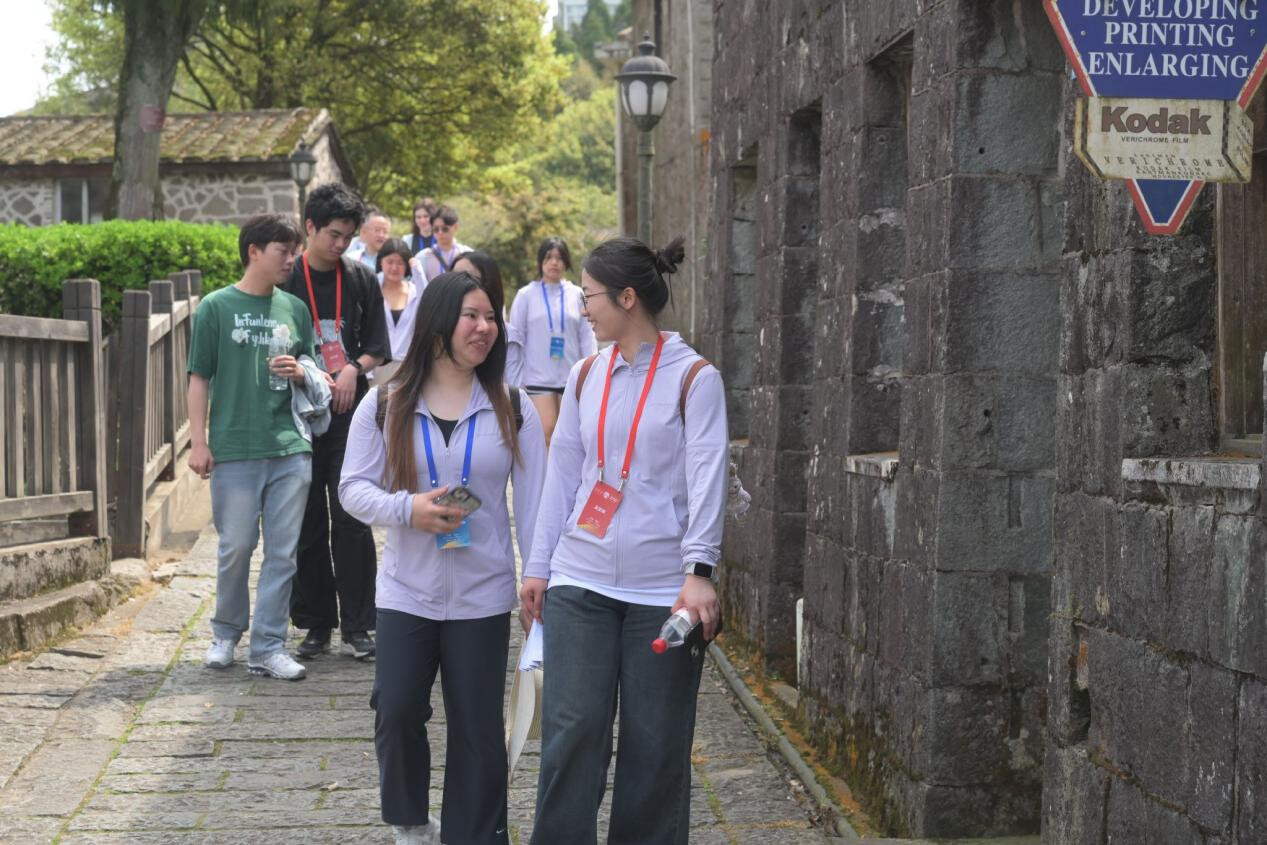 3月25日，福州大学外国语学院学生（前右）与美国太平洋大学学生（前左）在福州鼓岭老街漫步交流。