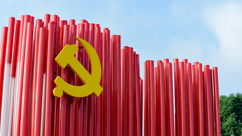 人民日报评论员：高举中国特色社会主义伟大旗帜