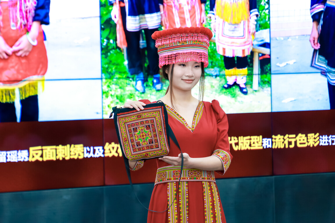 广东外语外贸大学瑶篮瑶绣实践团成员展示改良瑶绣服饰。通讯员供图