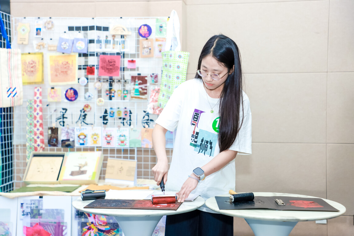 电子科技大学中山学院“筑梦圣狮”突击队现场制作“乡潮”文创