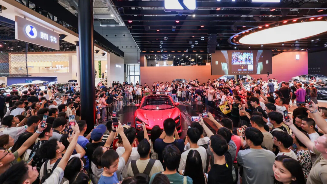 Shenzhen motor show thrills holiday crowds