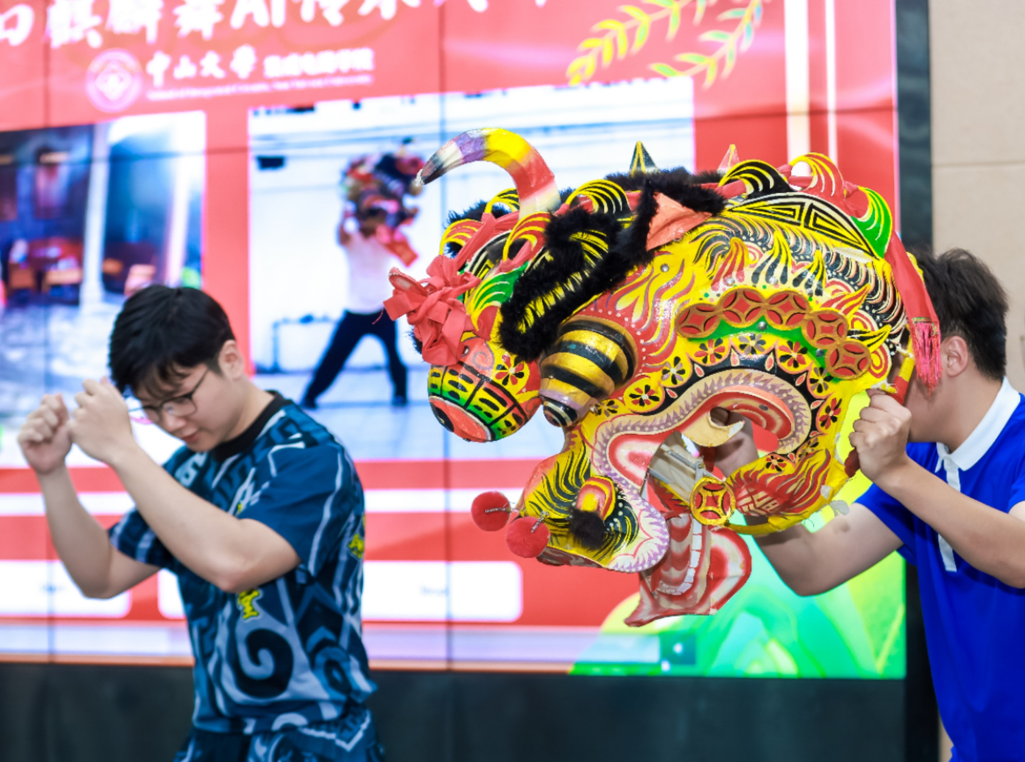 中山大学“芯”向光明实践团非遗麒麟舞现场教学。通讯员供图