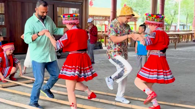 Foreign friends experience traditional culture in Shaoguan
