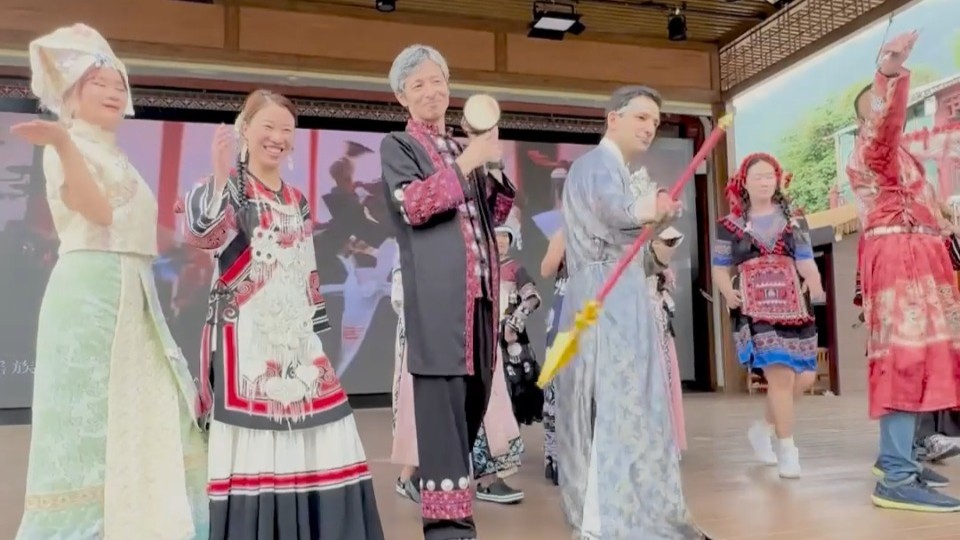 Foreign friends experience traditional culture in Shaoguan