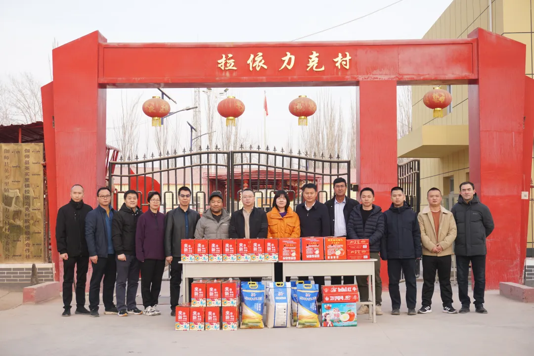 佛山援疆干部人才与当地干部群众紧密团结。