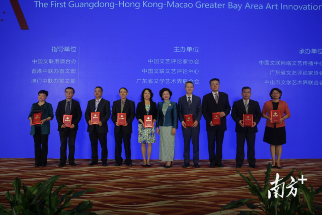 广东省文联党组书记、专职副主席王晓为论坛轮值主席、委员颁发证书。