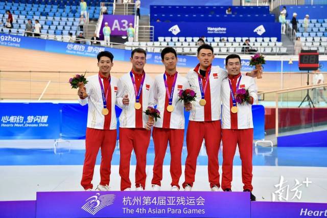 赖善章、梁伟聪与队友夺得场地自行车C1-5级别混合750米团体竞速赛项目金牌。 赖善章、梁伟聪与队友夺得场地自行车C1-5级别混合750米团体竞速赛项目金牌。