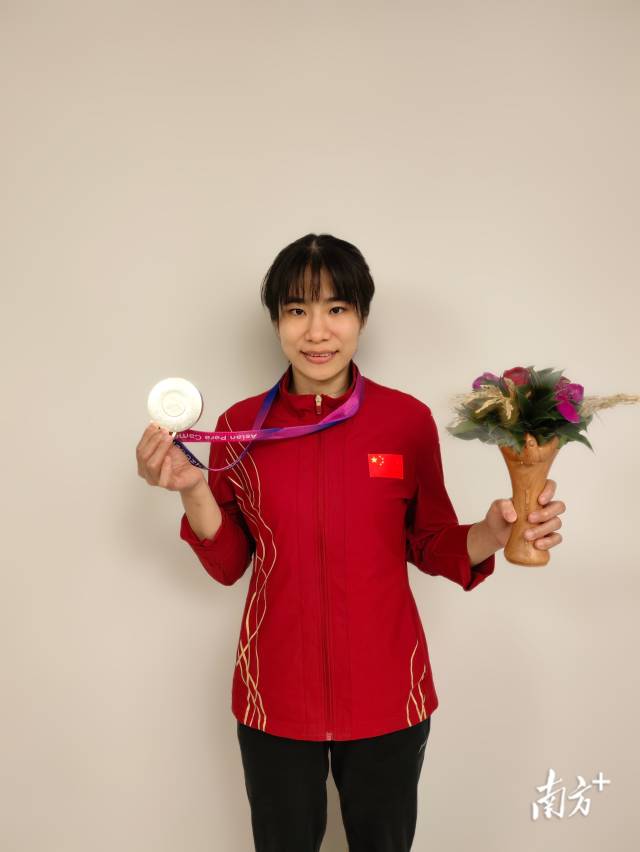 李丽青在柔道女子48公斤级J2决赛中摘银。 李丽青在柔道女子48公斤级J2决赛中摘银。