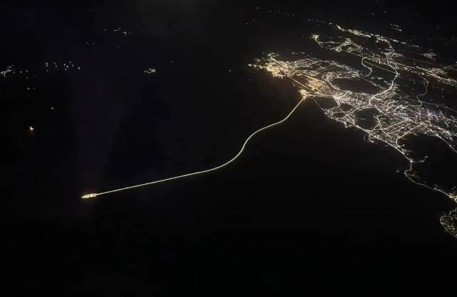 网友从空中拍摄的港珠澳大桥西人工岛及延伸出的桥体。
