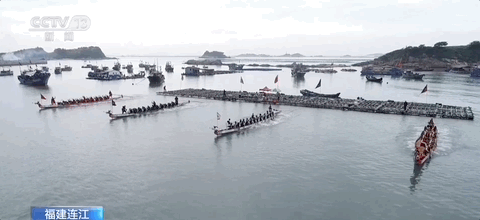 端午临近，福建福州连江县举行海上龙舟赛。
