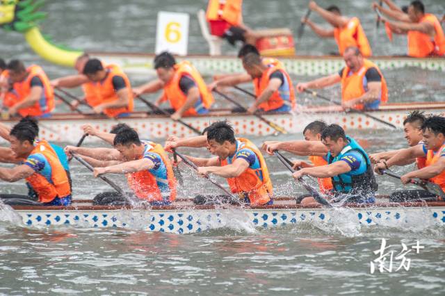 6月17日，2023年广州国际龙舟邀请赛在珠江鸣锣开赛。 南方+记者 苏韵桦 摄