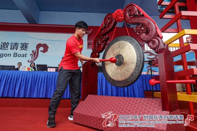 6月17日，苏炳添为2023年广州国际龙舟邀请赛鸣锣发令。 图源：广州国际龙舟邀请赛组委会