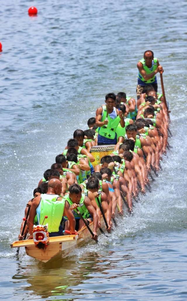 中堂镇龙舟队，容创炼摄。 图源：东莞发布