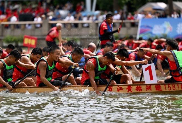 6月10日，粤港澳大湾区（广东）龙舟邀请赛在东莞沙田龙舟公园举行。 南方+记者 龚名扬 摄