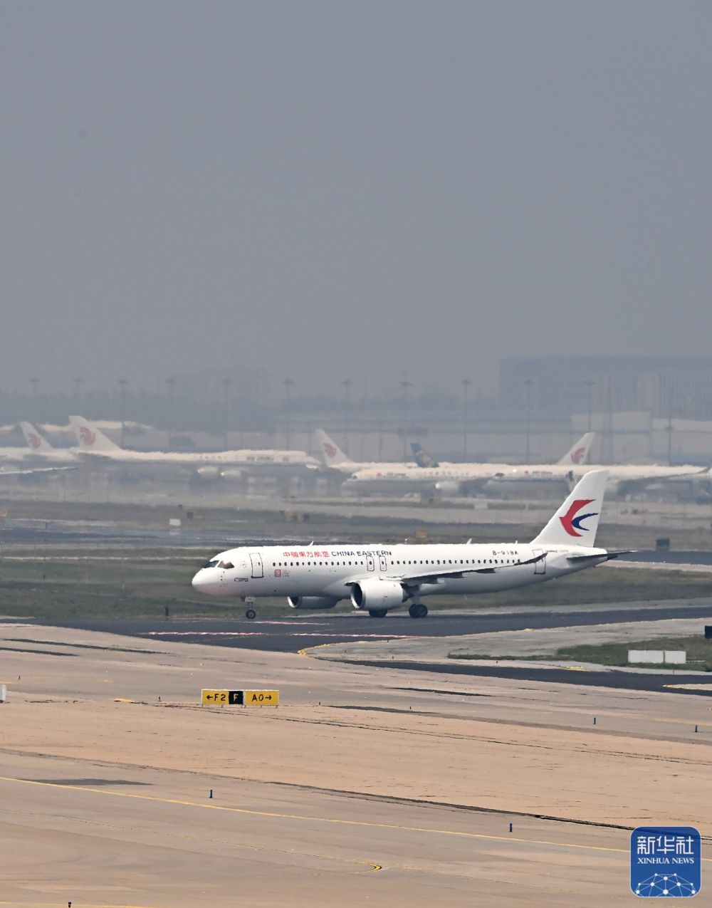 5月28日，C919首个商业航班东航MU9191在北京首都国际机场平安降落。新华社记者李贺摄