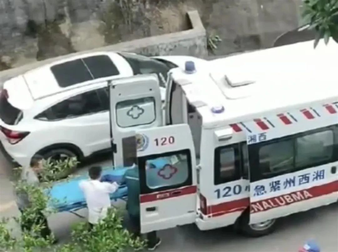 孩子被送上救护车。图源/网传视频截图