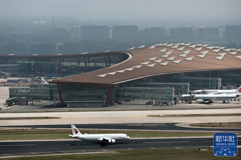 5月28日，C919首个商业航班东航MU9191在北京首都国际机场平安降落。新华社发（汪洋摄）