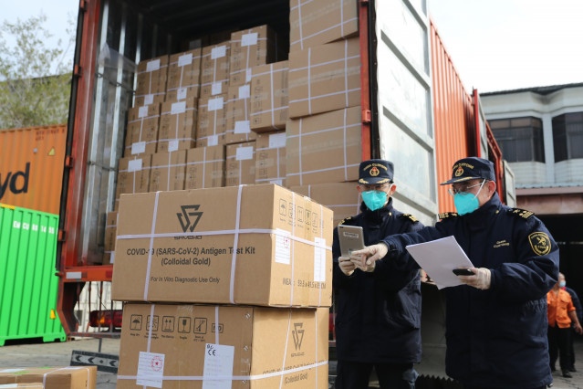 Guangzhou Customs cuts clearance time to ensure steady goods supply to HK
