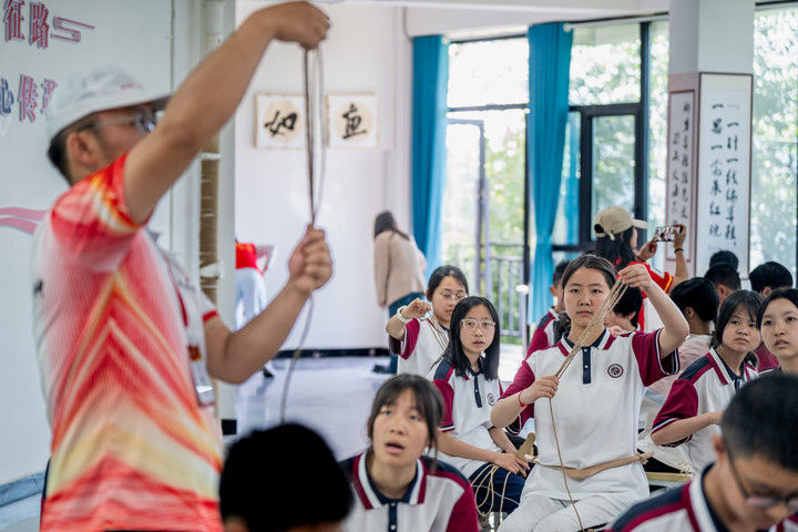 　　2025年5月12日，云南省昭通市威信县第一中学学生在大屏上红色研学实践基地体验编织草鞋。200余名学生在红色研学实践基地亲手编织草鞋、制作蜡染，并参观了扎西会议旧址、红军长征过云南情景体验馆，在实践互动中重温红色革命历史。威信县立足红色文化资源优势，先后建成扎西会议纪念馆、红军长征标语馆等红色文化展馆，以旧址遗迹为“教室”，以文物史料为“教材”，设计开发多门精品研学课程和线路，在深入开展红色研学系列活动中传承红色基因。