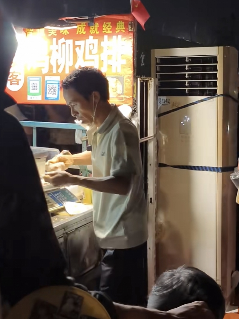 “鸡排哥”摊位已安装空调。