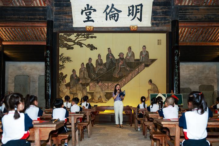 　　2024年8月28日，浙江宁波市中城小学的教师带领参加开学礼的一年级新生朗诵三字经。中城小学从2008年开始在孔庙内举办传统开学礼，并将其作为学校礼仪教育的一节课程，希望通过这种传统且有特色的开学礼，让新入学的一年级学生感受中华优秀传统文化，为他们留下记忆深刻的开学第一课。
