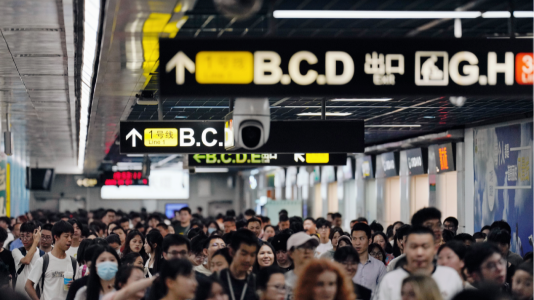 Guangzhou extends public transport services for holiday return travel peak