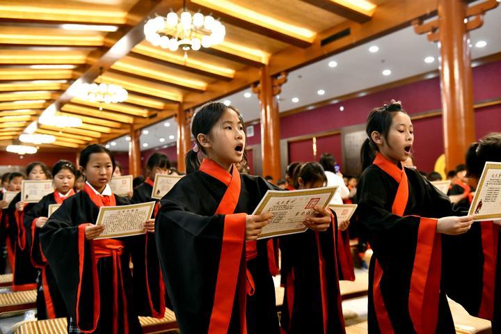 　　2023年6月9日，济南大学附属小学学生在曲阜市参加研学活动，并诵读经典。