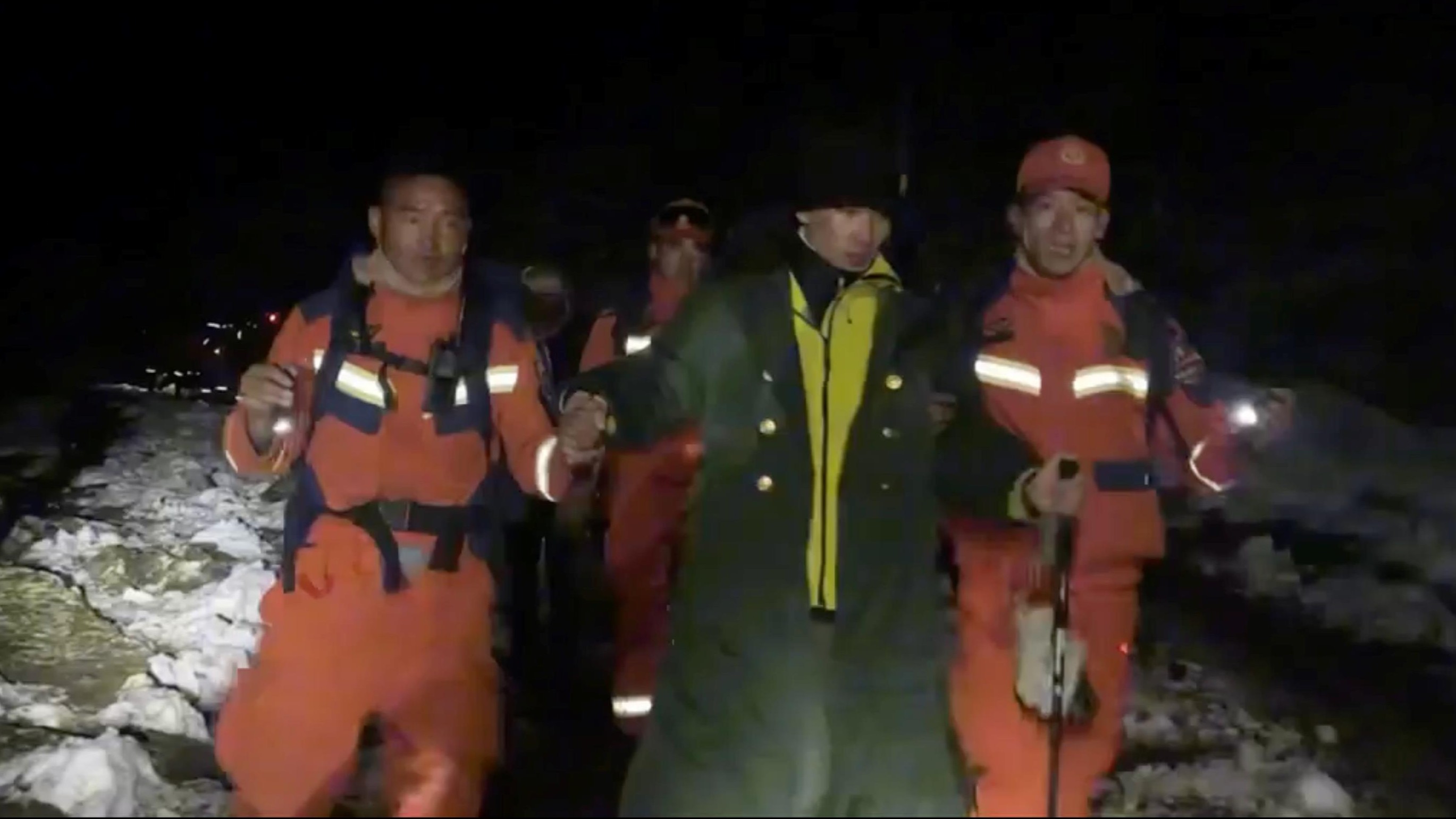 西藏定日县嘎玛沟最后一批徒步游客安全抵达曲当镇