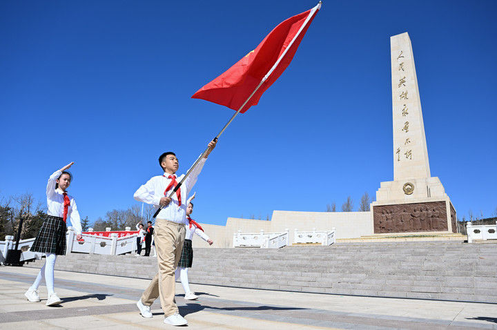 　　这是2025年4月2日在内蒙古呼和浩特市大青山红色文化公园拍摄的中国少年先锋队出旗仪式。