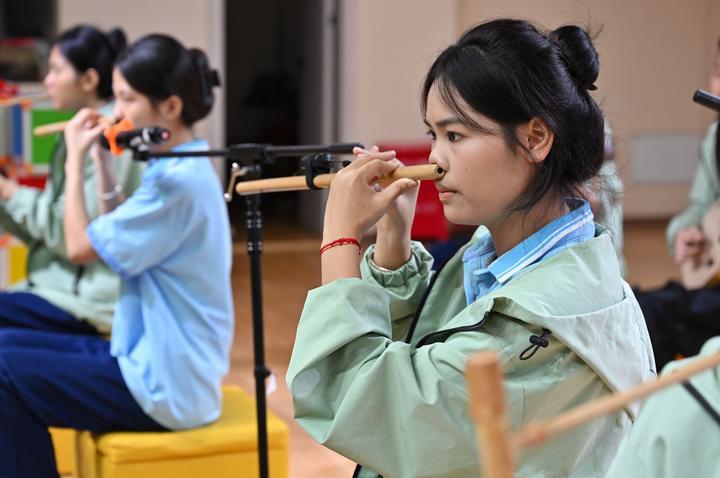 　　2025年6月12日，海南省民族技工学校学生在练习黎族鼻箫。近年来，海南省五指山市打造“非遗进校园”工程，在14所公办中小学开设非遗课程，培养青少年对中华优秀传统文化的热爱，助力非遗传承与发展。