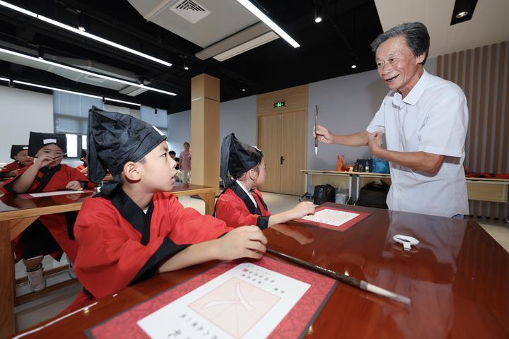 　　2024年8月23日，浙江省杭州市富阳区银湖街道彩虹社区、高桥社区、新联社区联合组织辖区学龄前儿童举办开蒙礼活动，弘扬中华优秀传统文化，共建和谐邻里、幸福社区。