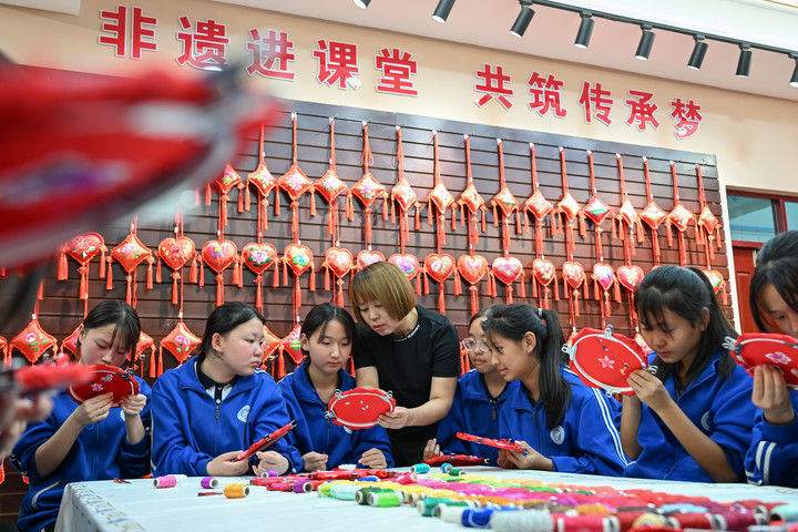 　　2025年9月26日，内蒙古兴安盟科右中旗巴彦呼舒第六中学美术教师、非遗代表性传承人吴斯琴（左四）指导学生刺绣。近年来，内蒙古兴安盟科尔沁右翼中旗巴彦呼舒第六中学将当地国家级非遗图什业图刺绣引入校园，开设校本课程，并成立兴趣社团，在丰富校园文化生活的同时，让学生们近距离感受非遗的魅力，弘扬和传承中华优秀传统文化。